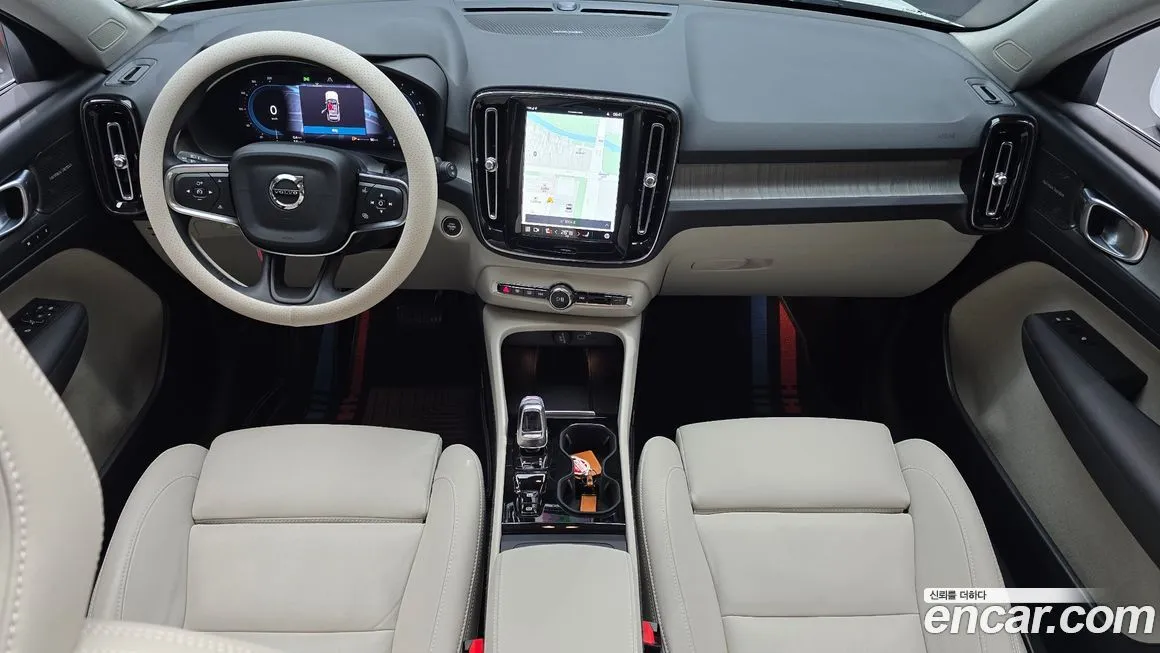 Volvo XC40 — фото 10