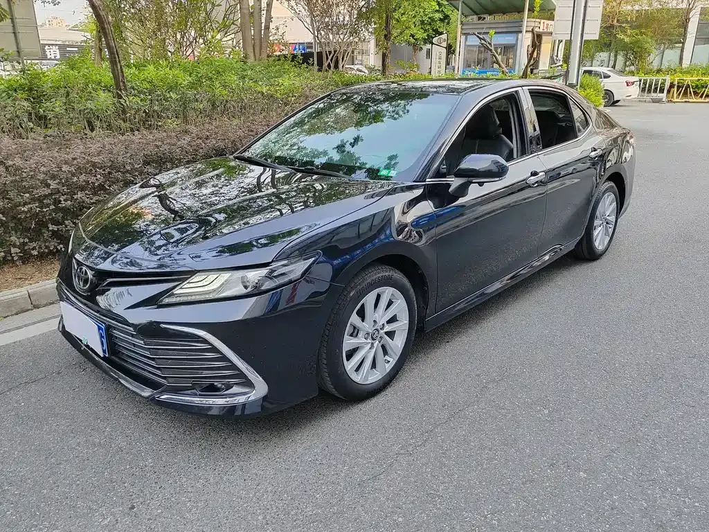 Toyota Camry — фото 1