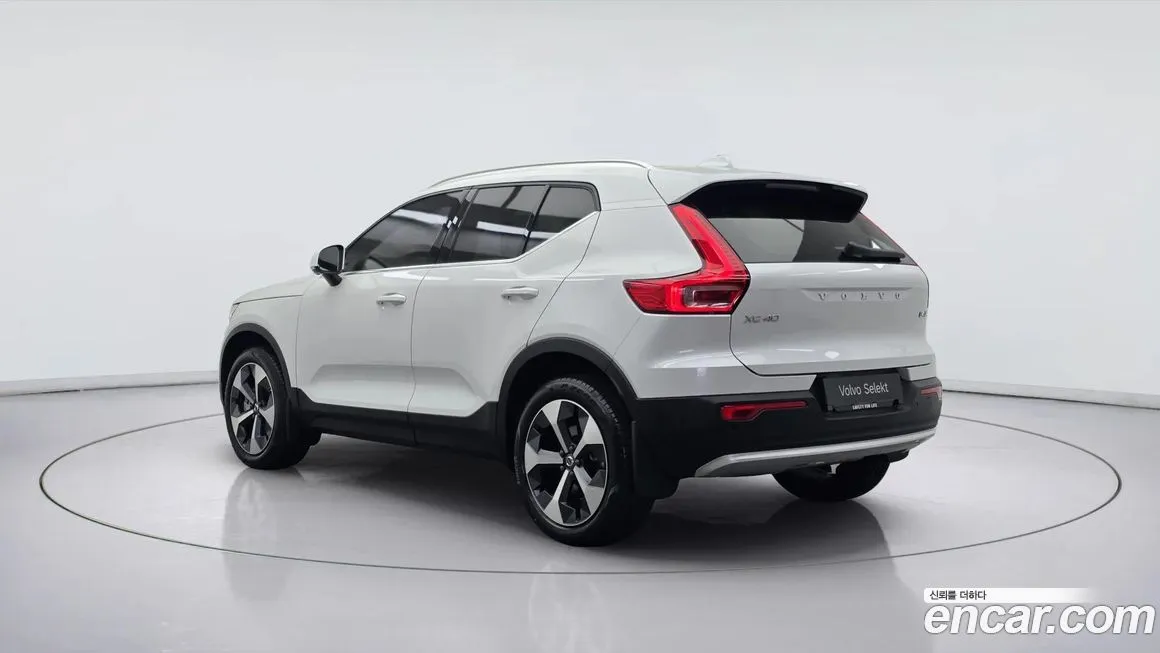 Volvo XC40 — фото 6