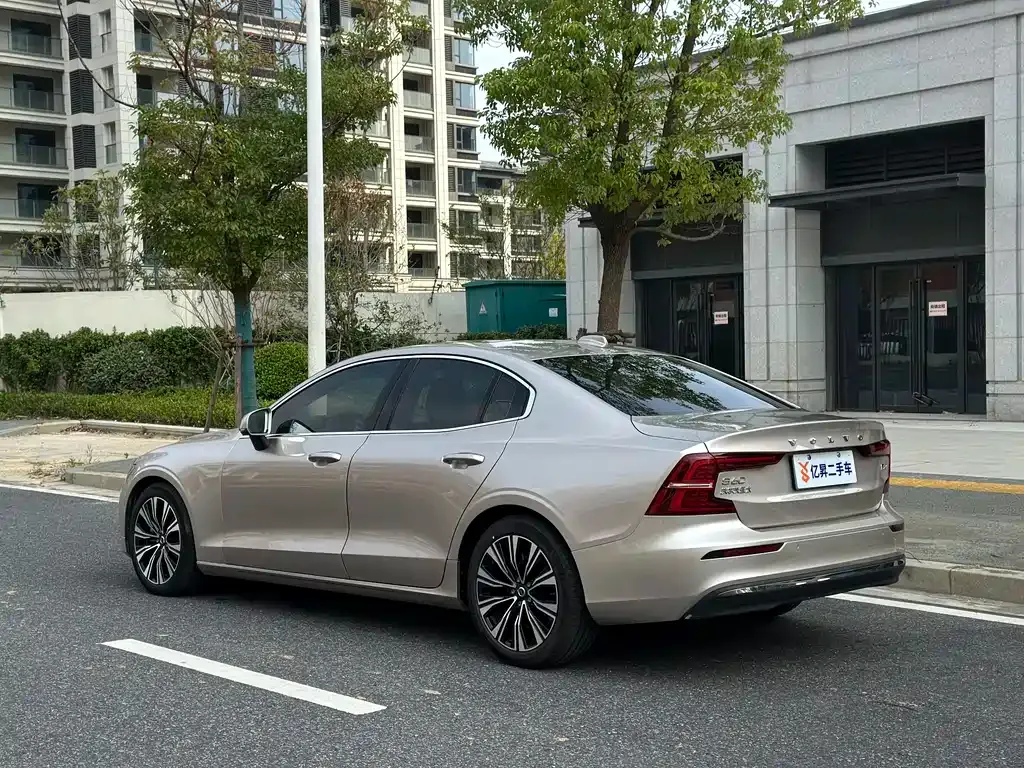 Volvo S60 — фото 10