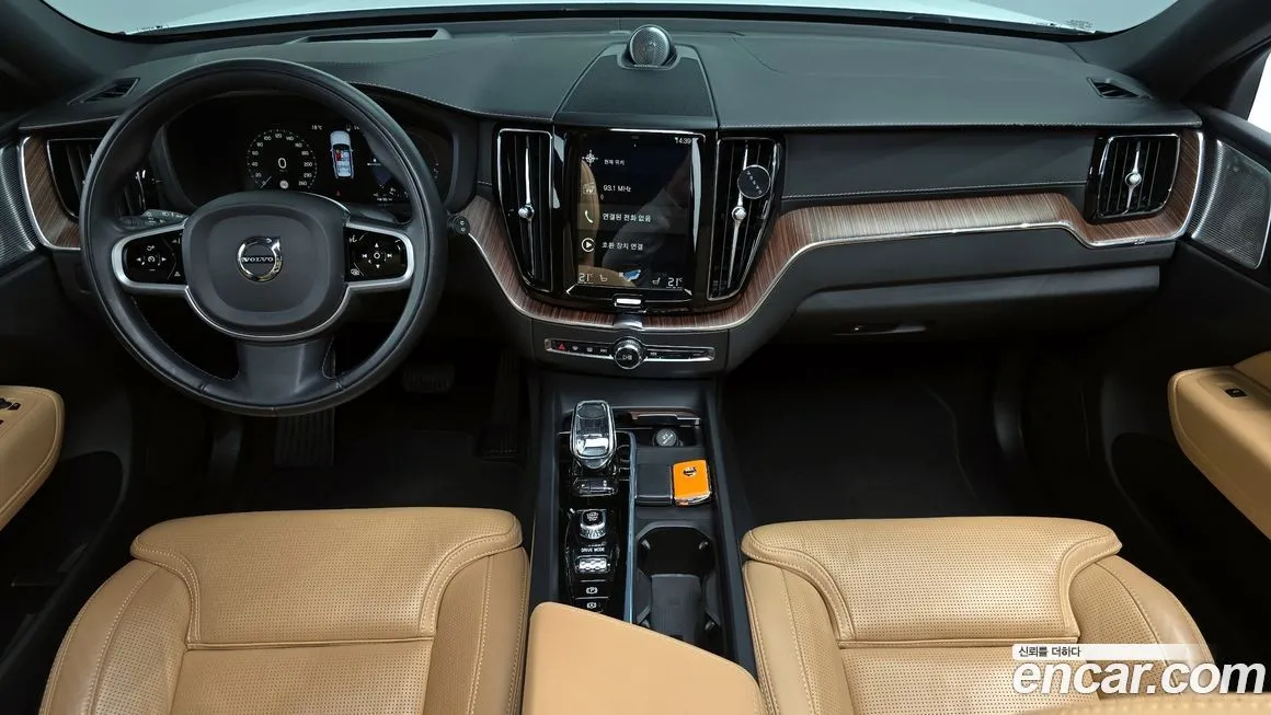 Volvo XC60 — фото 10