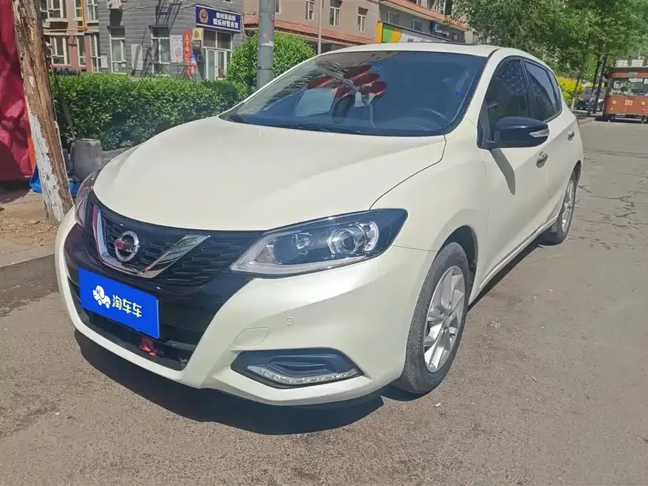 Nissan Tiida — фото 1