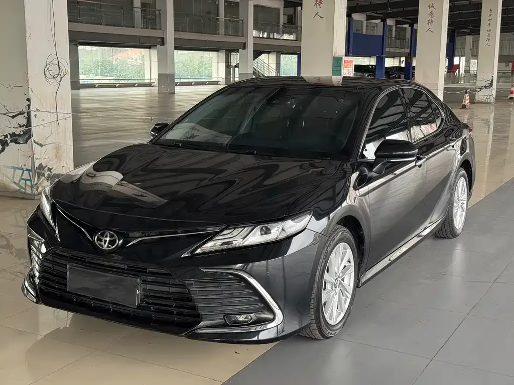 Toyota Camry — фото 1