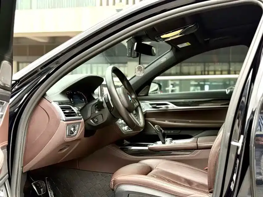 BMW 7 Series — фото 10