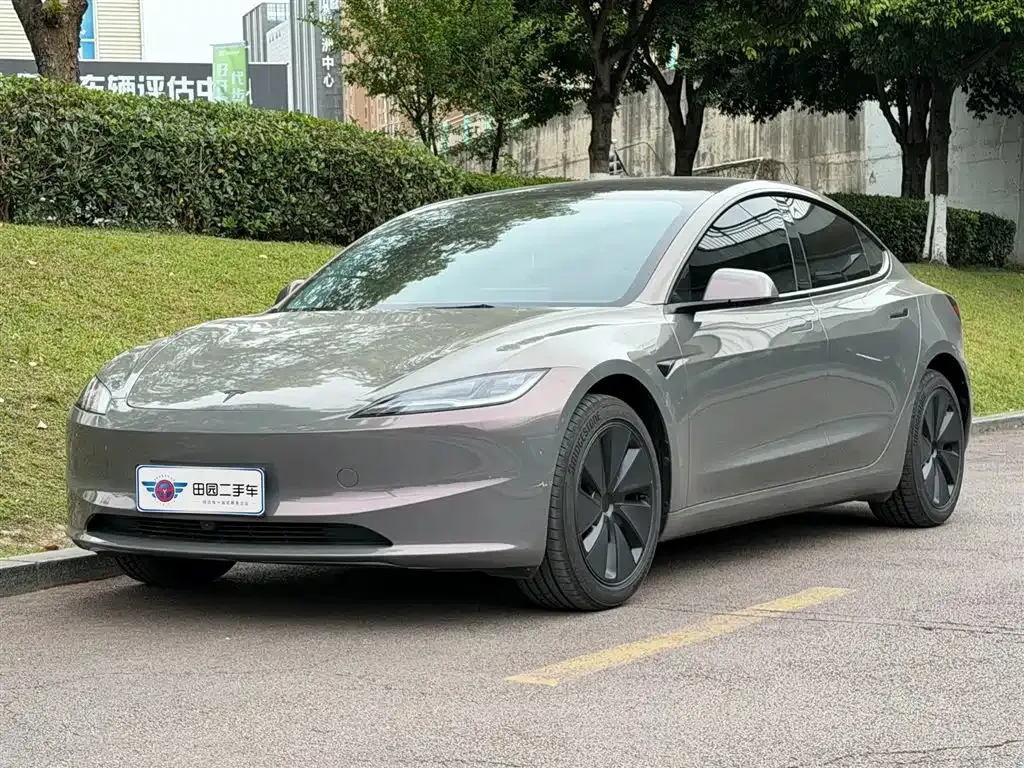 Tesla Model 3 — фото 1