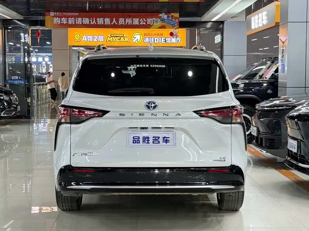 Toyota Sienna — фото 10