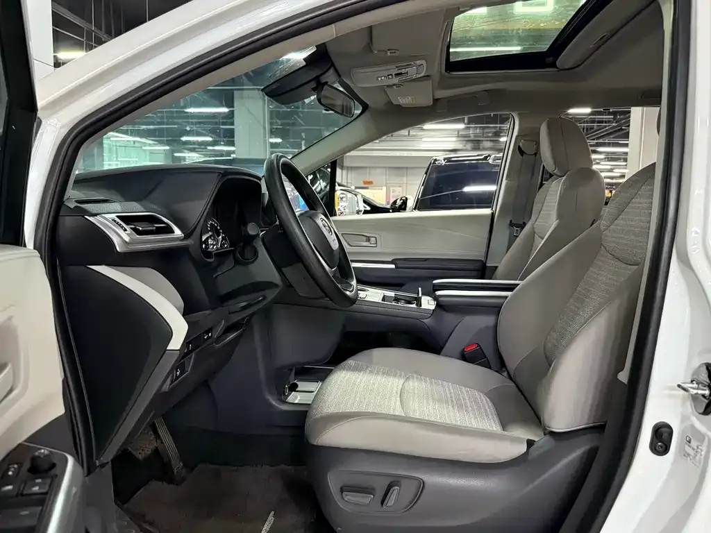 Toyota Sienna — фото 4