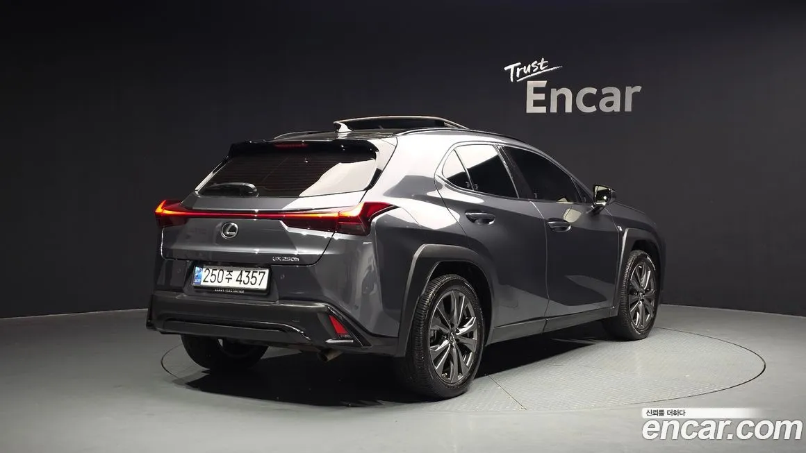 Lexus UX — фото 3