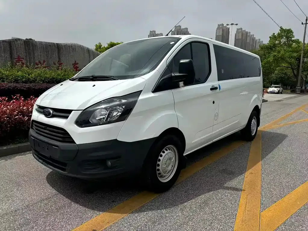 Ford Transit — фото 1