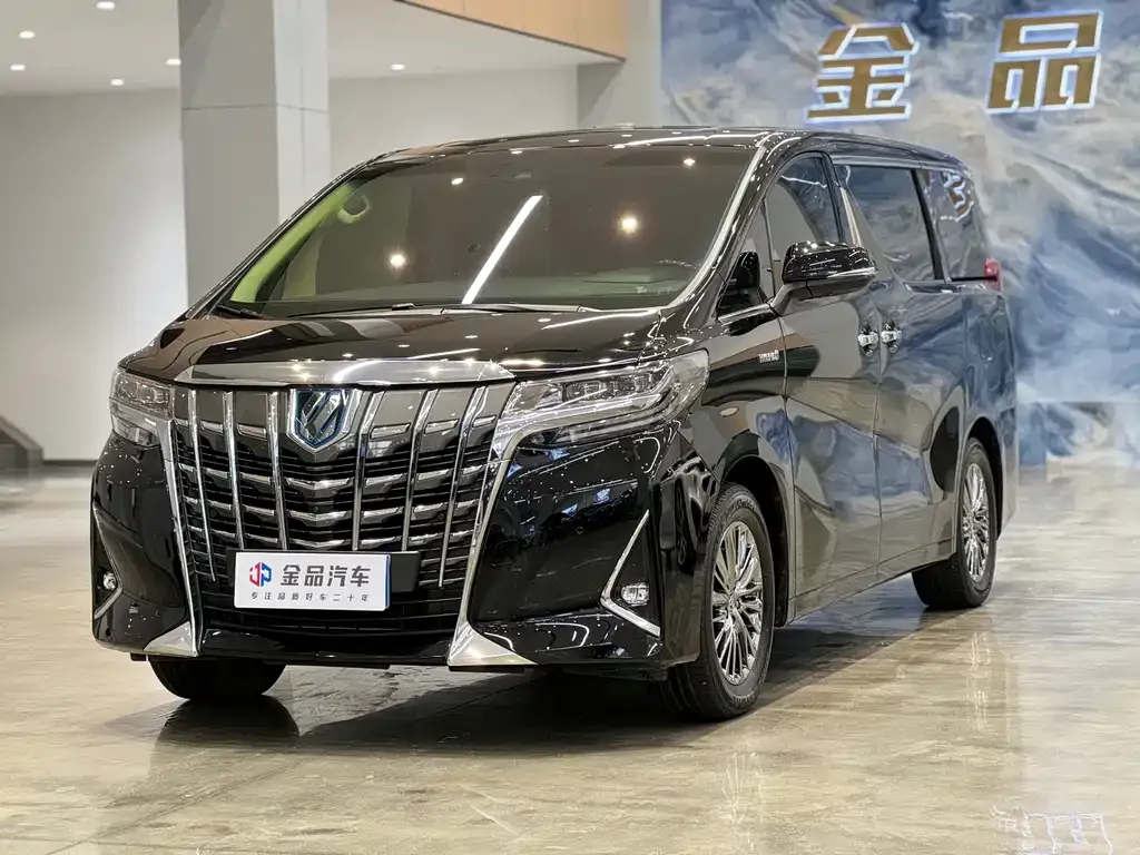 Toyota Alphard — фото 1