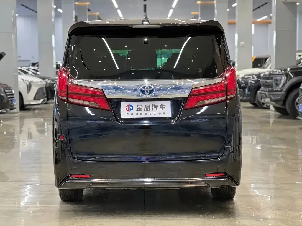 Toyota Alphard — фото 4