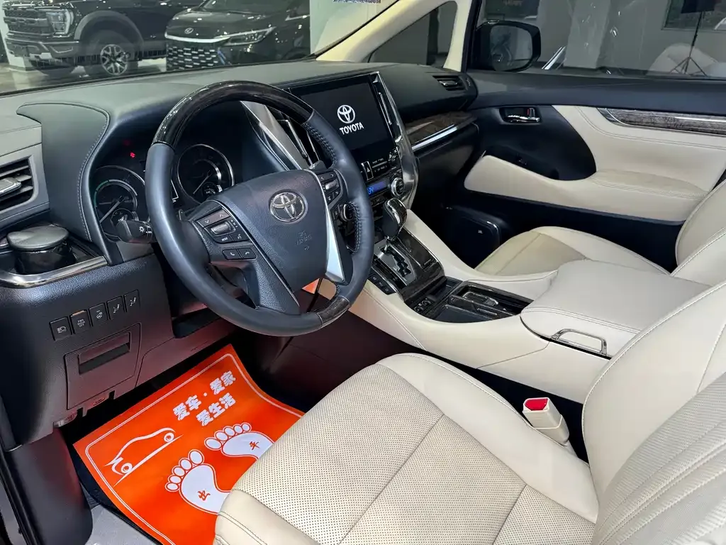 Toyota Alphard — фото 2