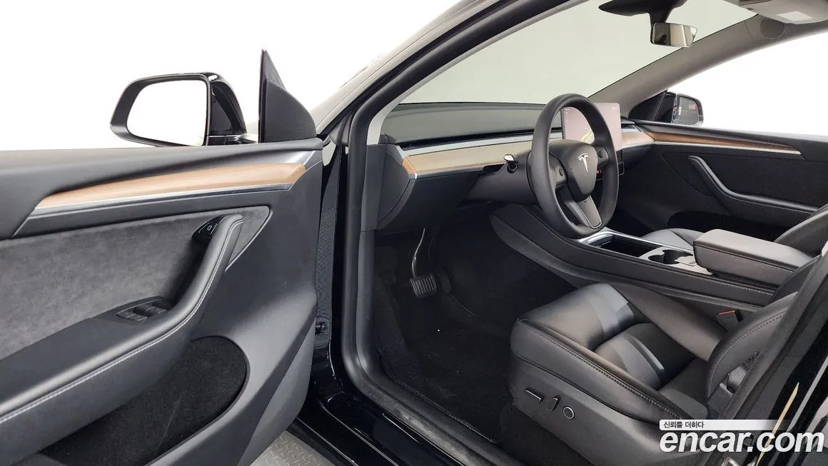 Tesla Model Y — фото 10