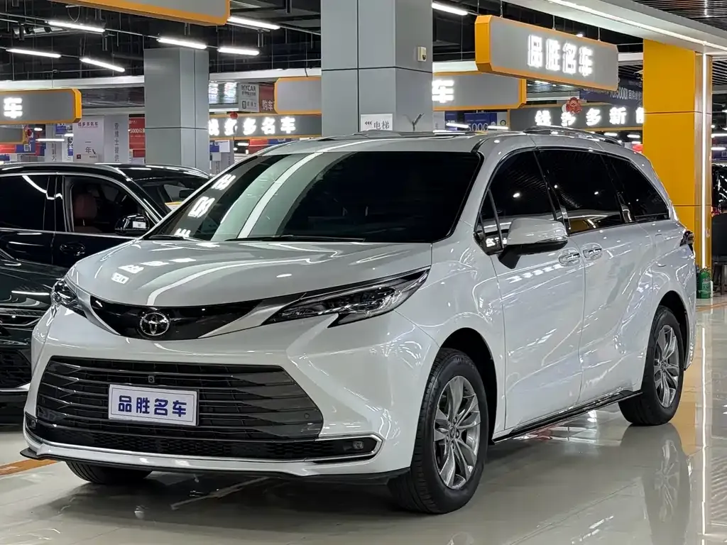 Toyota Sienna — фото 1