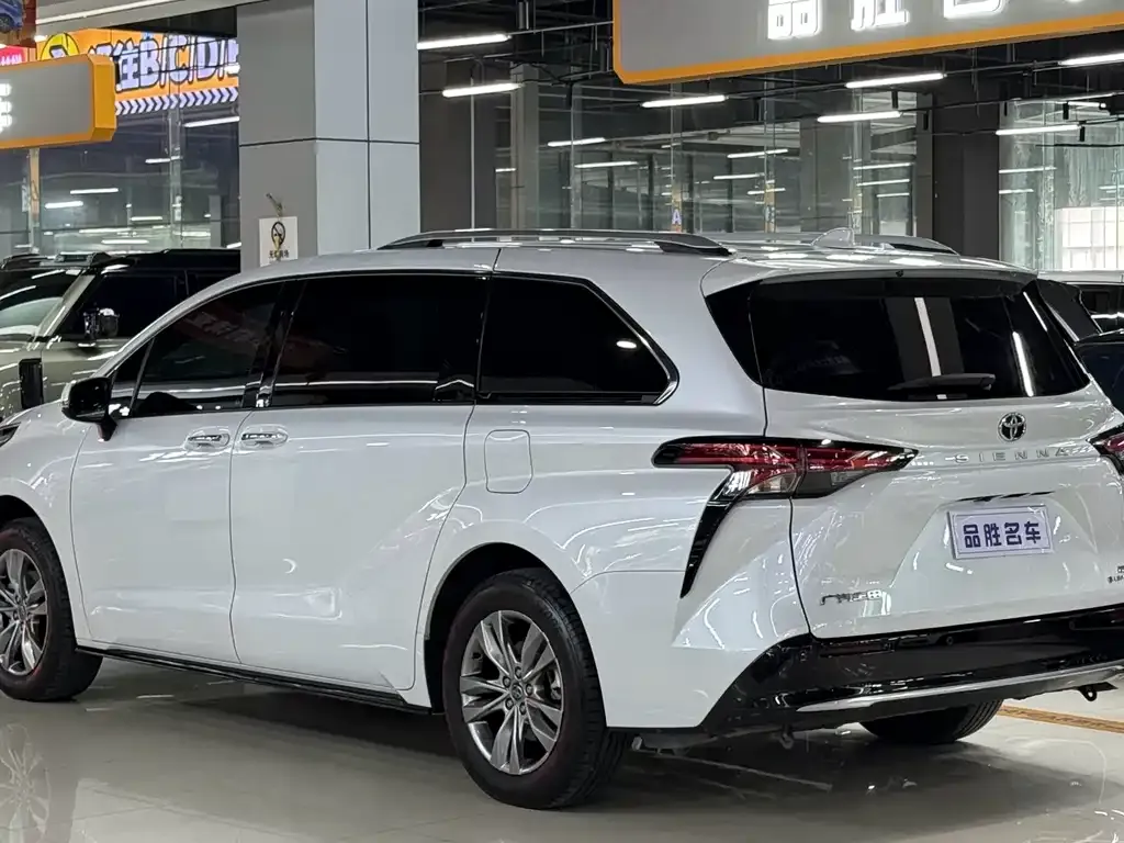 Toyota Sienna — фото 10
