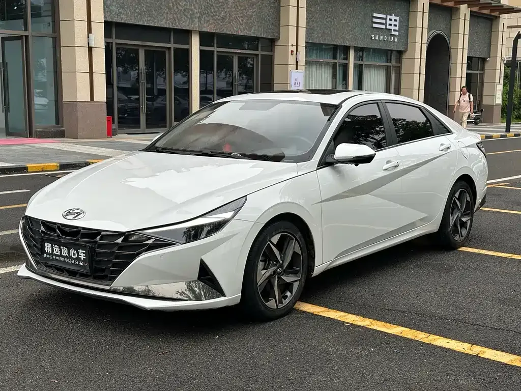 Hyundai Elantra — фото 1