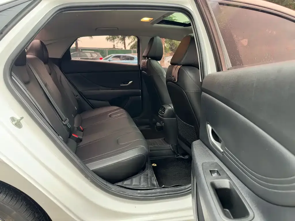 Hyundai Elantra — фото 2