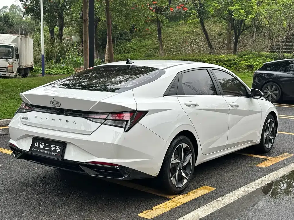 Hyundai Elantra — фото 5