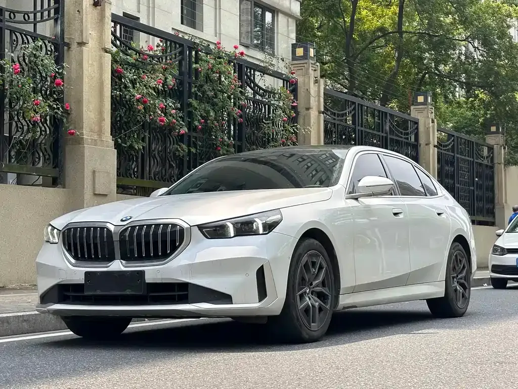 BMW 5 Series — фото 1