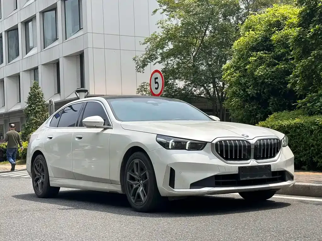 BMW 5 Series — фото 10