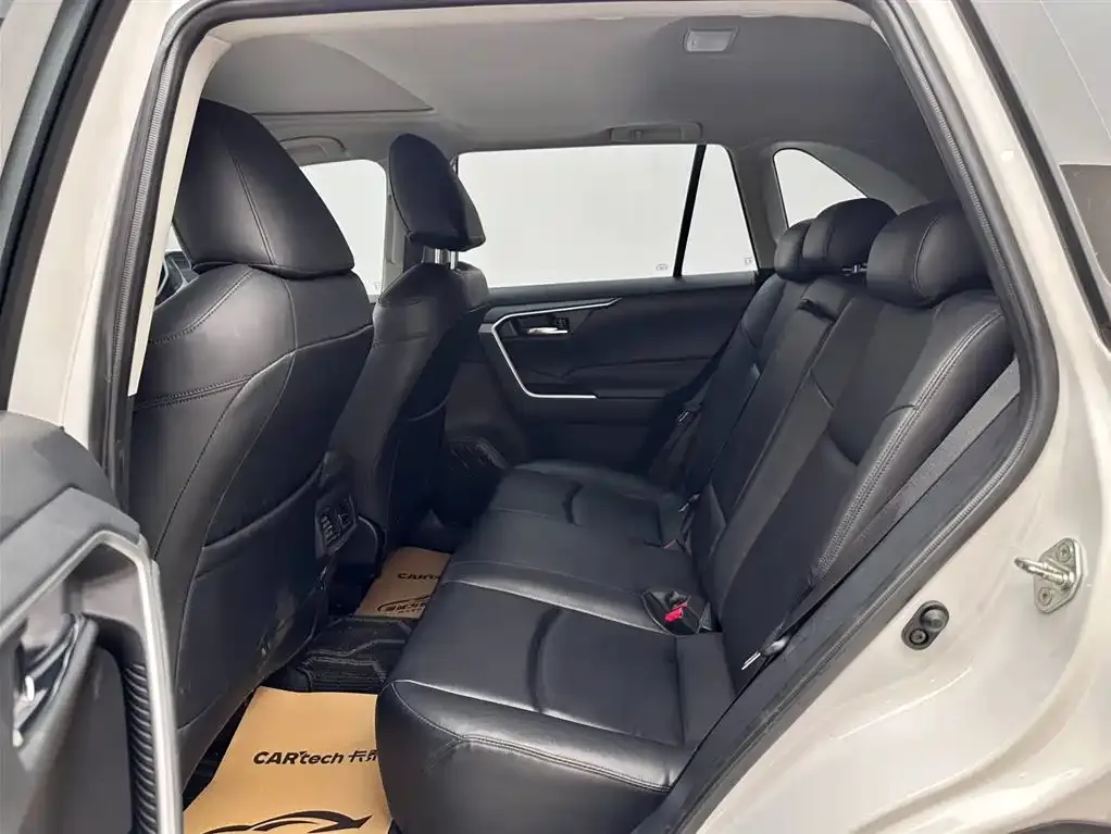 Toyota RAV4 — фото 5