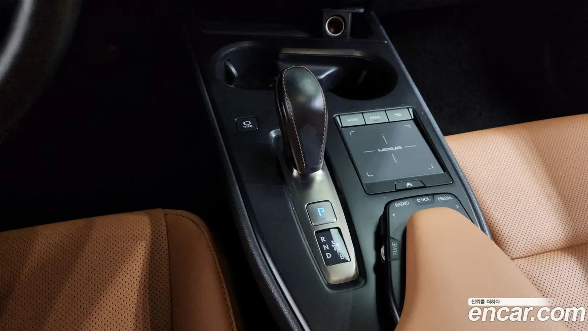 Lexus UX — фото 3