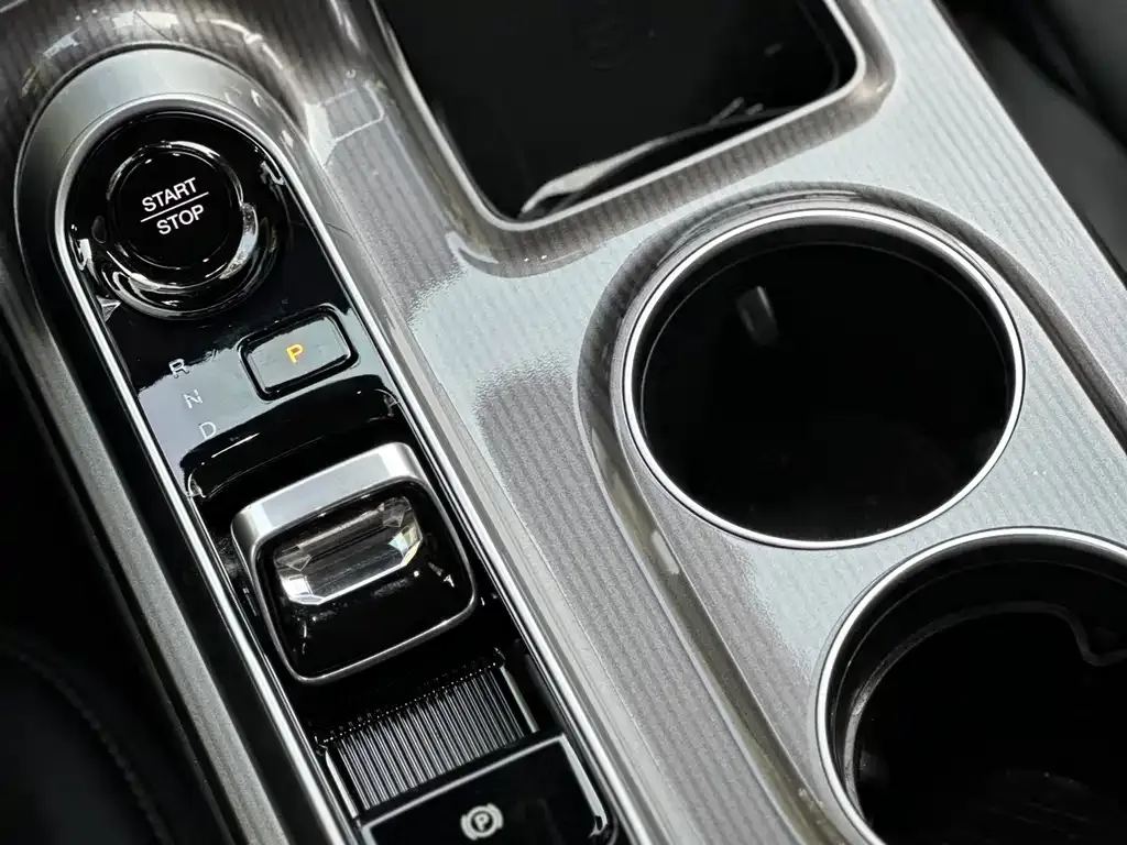 GAC Motor E8 Hybrid — фото 7