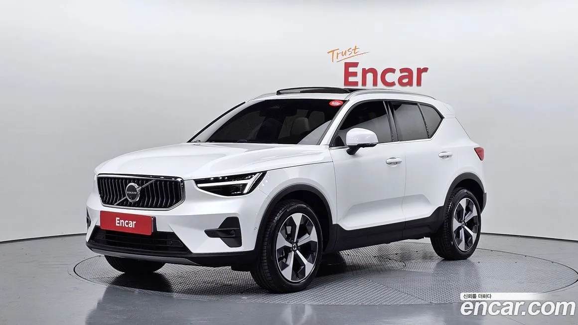 Volvo XC40 — фото 1