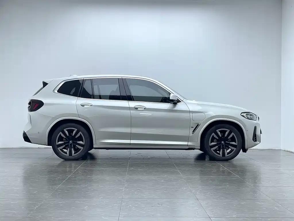 BMW iX3 — фото 9