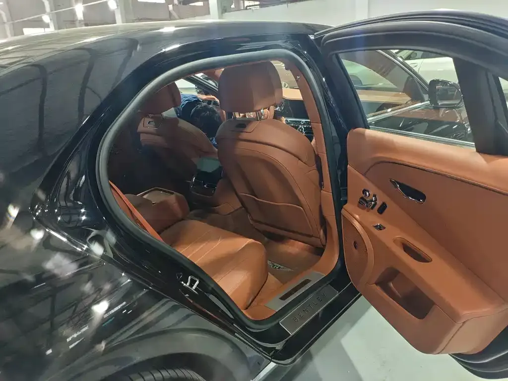 Bentley Flying Spur — фото 4