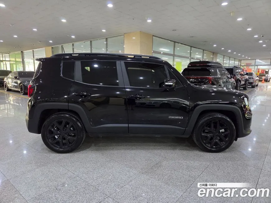 Jeep Renegade — фото 10