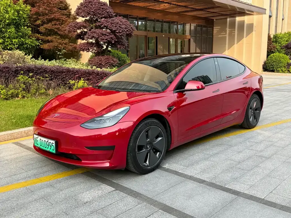 Tesla Model 3 — фото 1