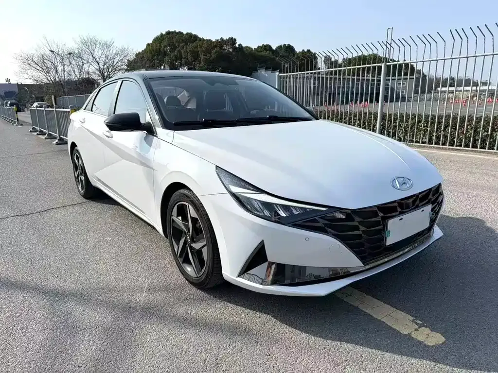 Hyundai Elantra — фото 1