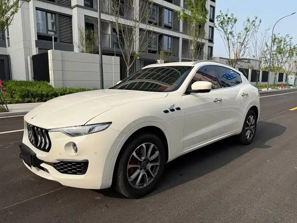 Maserati Levante — фото 1