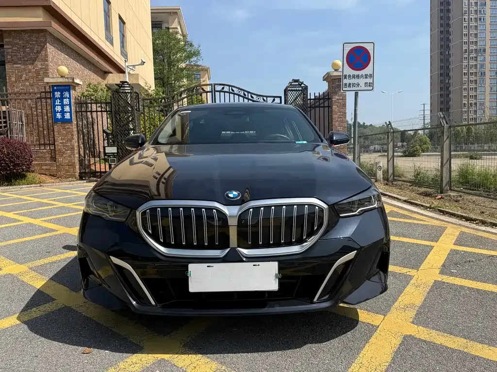 BMW 5 Series — фото 1