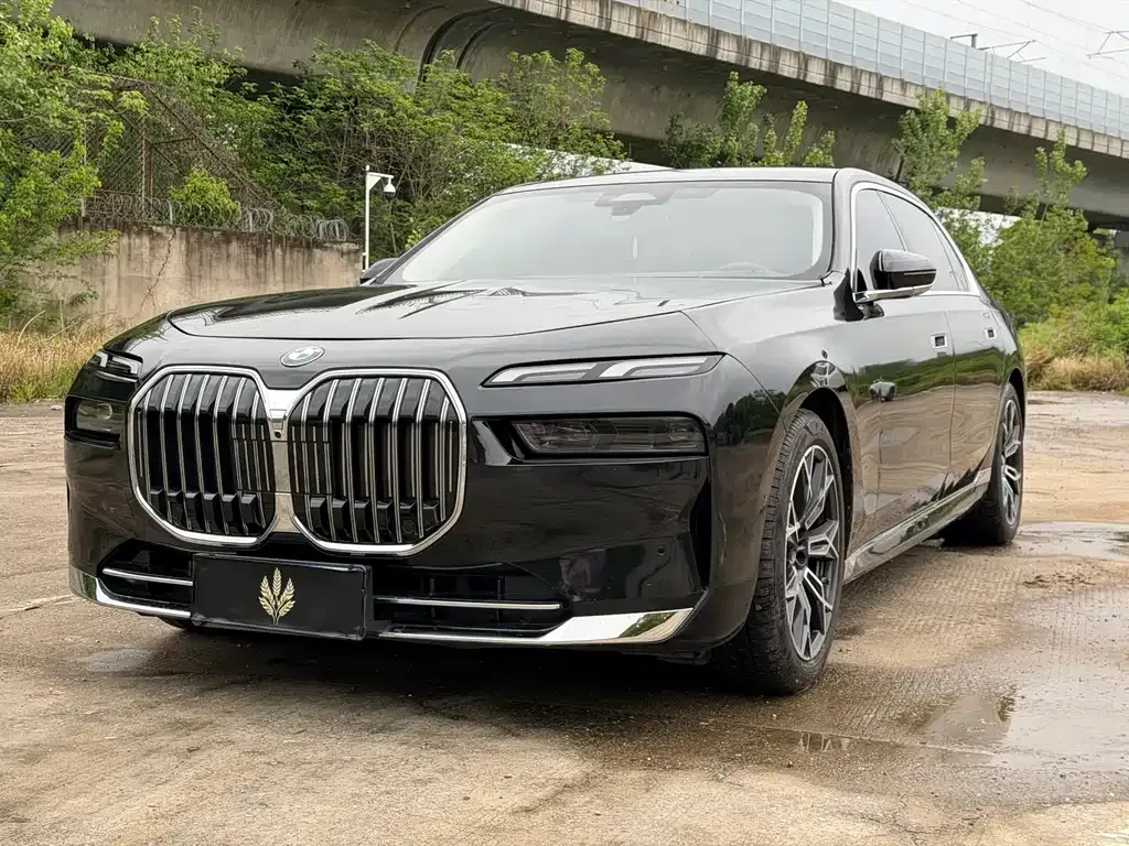 BMW 7 Series — фото 1