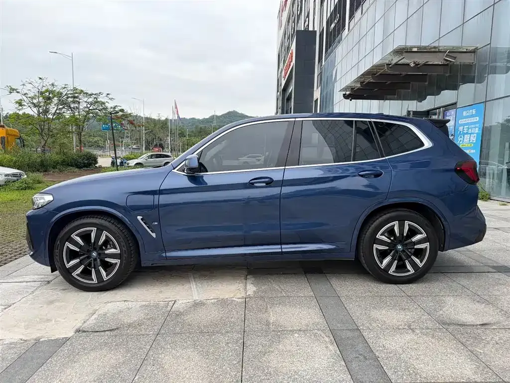 BMW iX3 — фото 9