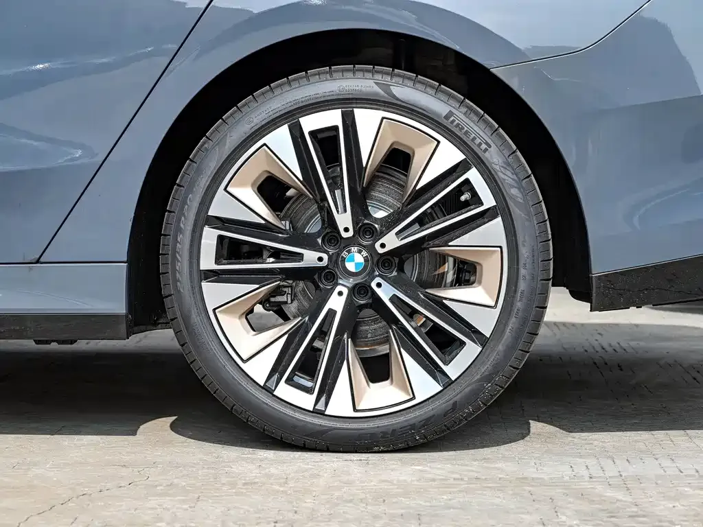 BMW 5 Series — фото 10