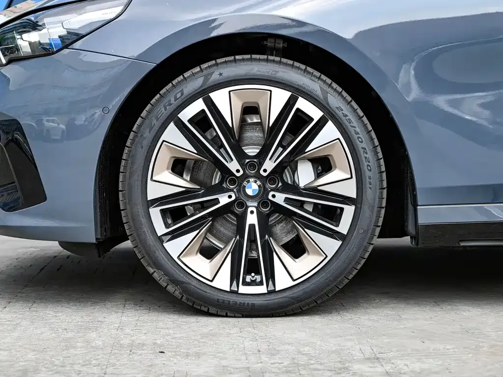 BMW 5 Series — фото 9