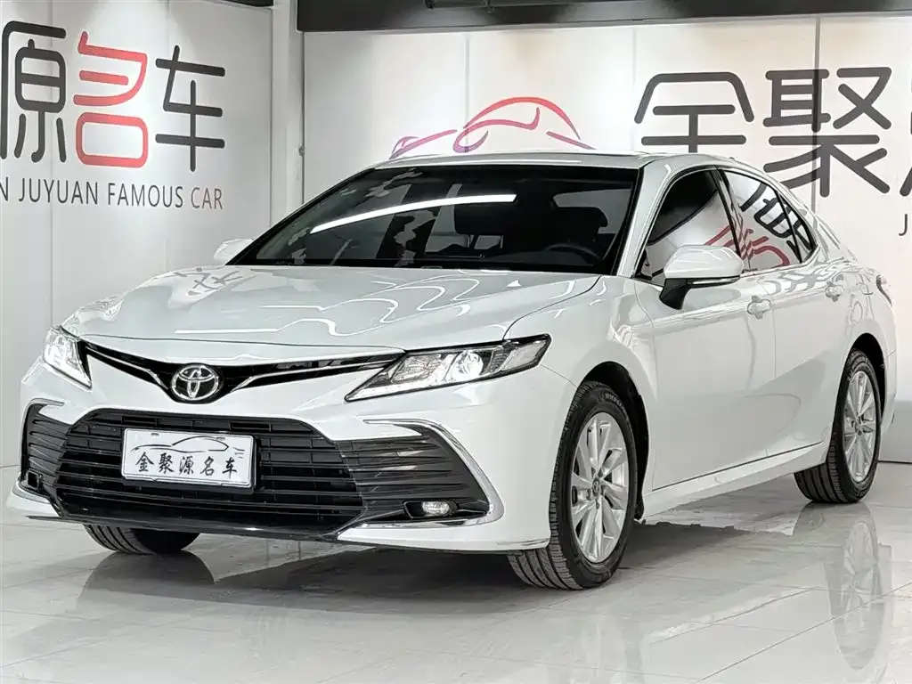 Toyota Camry — фото 1