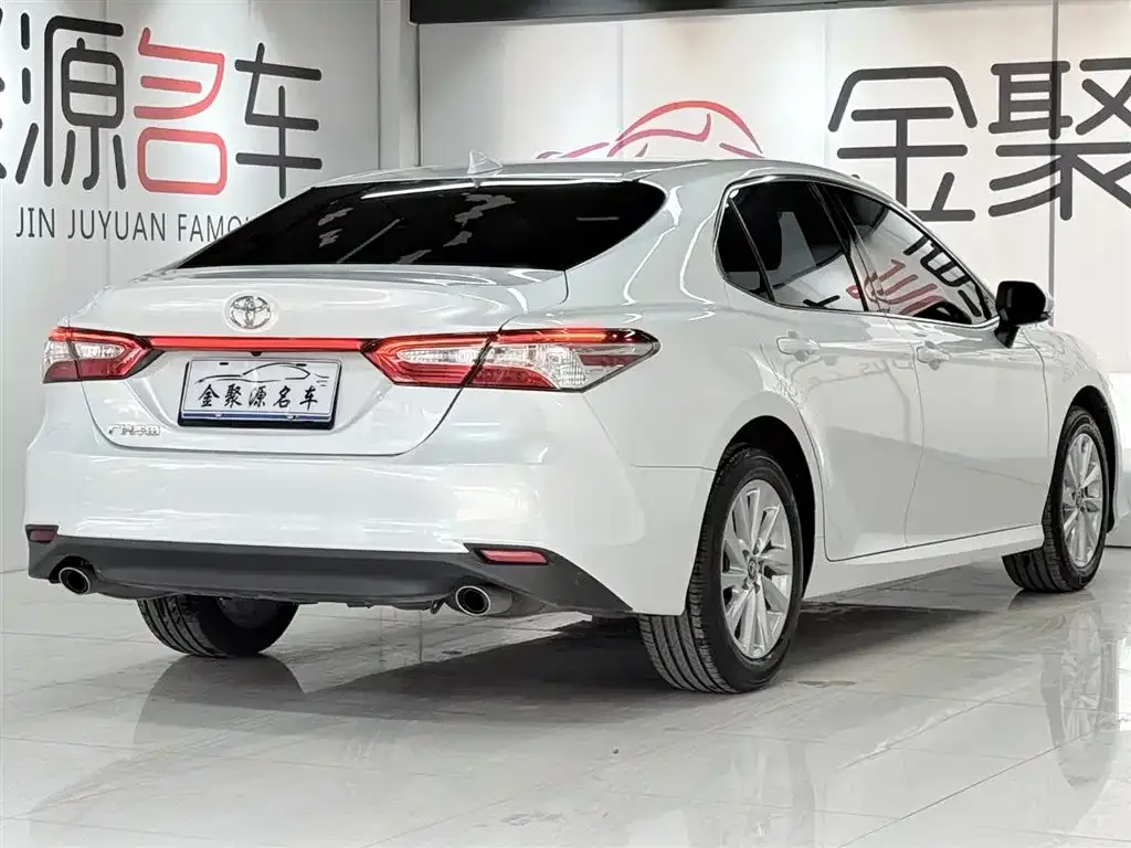 Toyota Camry — фото 5