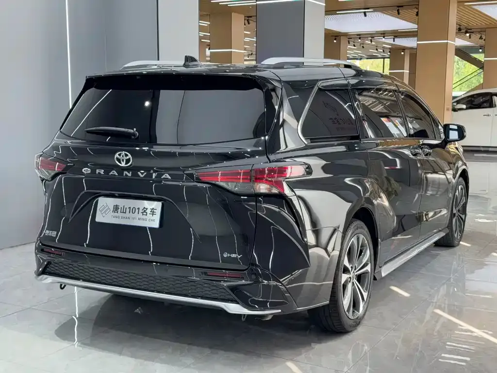Toyota Granvia — фото 10