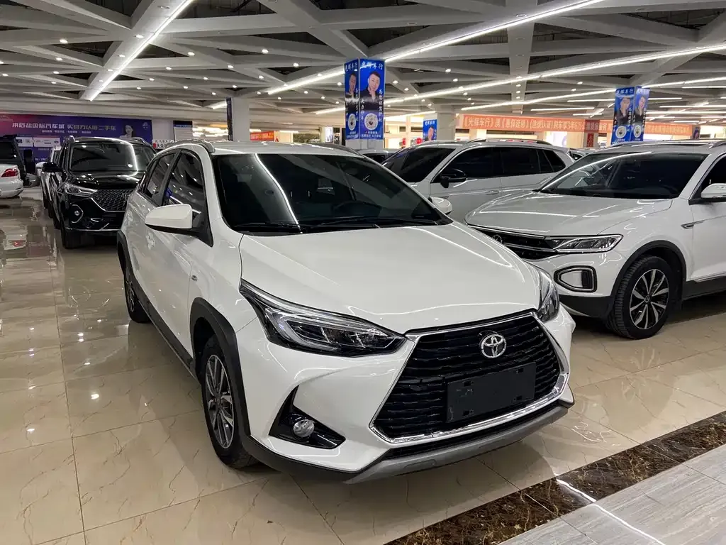 Toyota Yaris L — фото 1