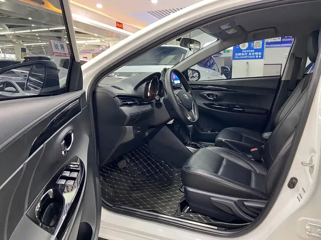 Toyota Yaris L — фото 2