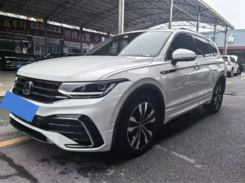 Volkswagen Tiguan L — фото 1