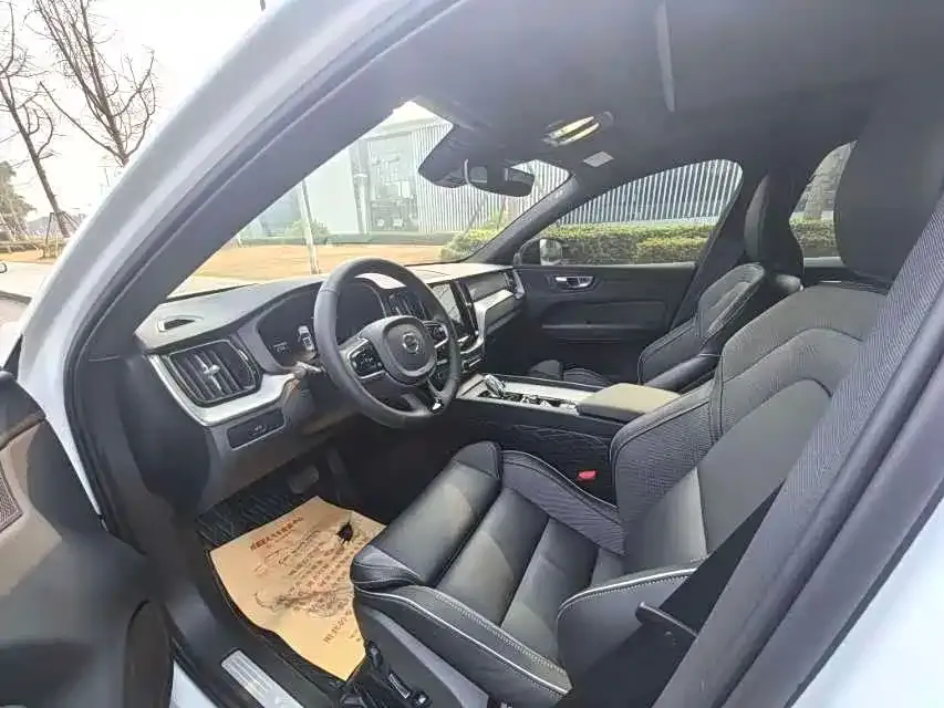 Volvo XC60 — фото 2