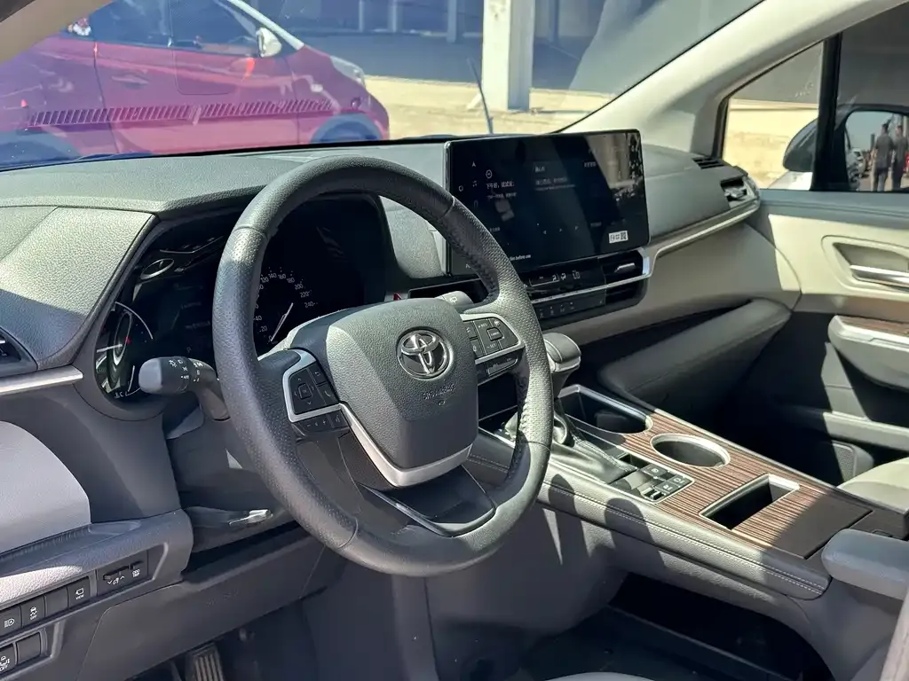 Toyota Granvia — фото 7