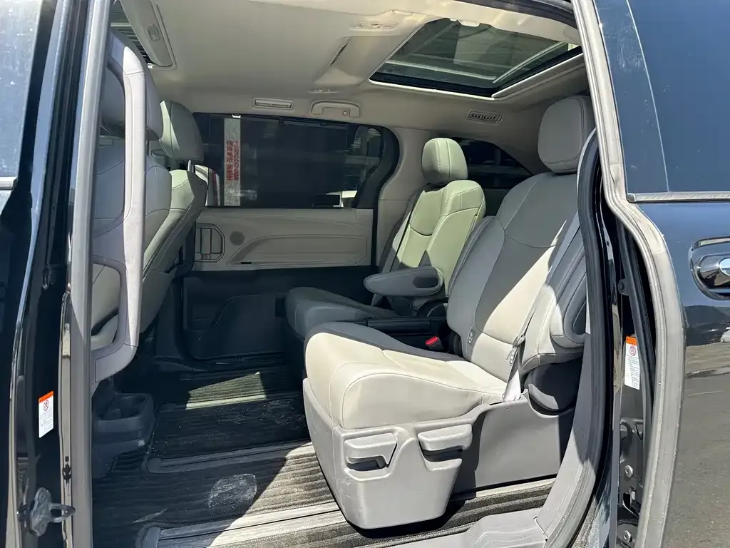 Toyota Granvia — фото 3