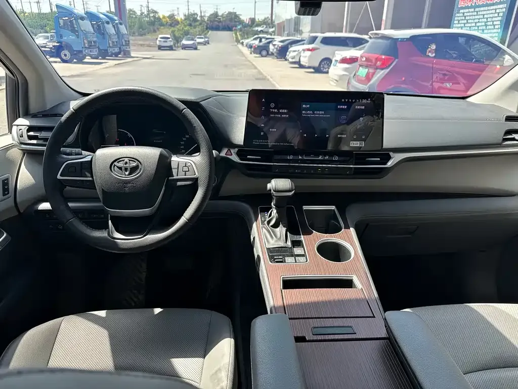Toyota Granvia — фото 8