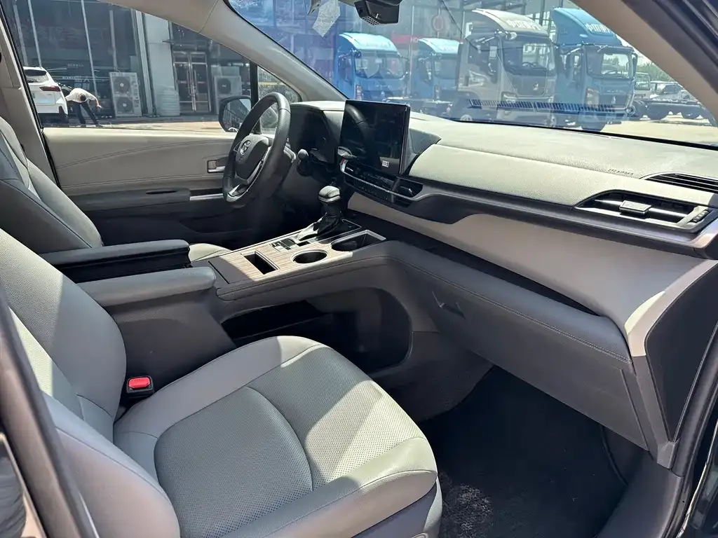 Toyota Granvia — фото 10